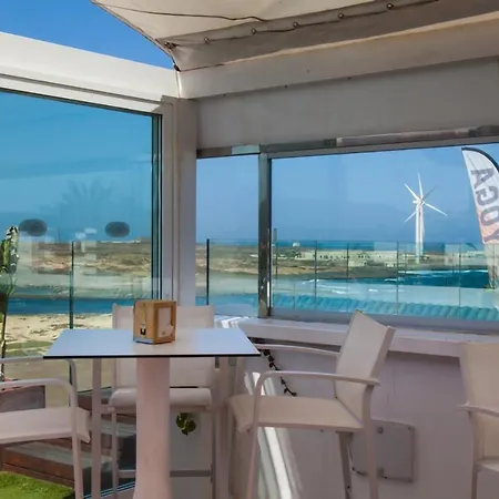 Follow The Glamour! Design And Total White Corralejo
