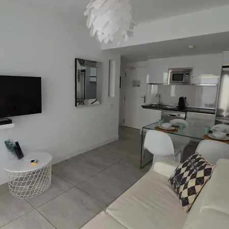 Follow The Glamour! Design And Total White Lejlighed *