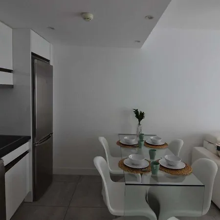 Follow The Glamour! Design And Total White Lejlighed