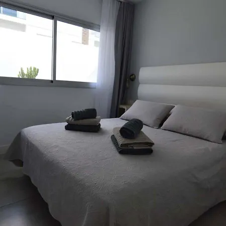 Follow The Glamour! Design And Total White * Corralejo