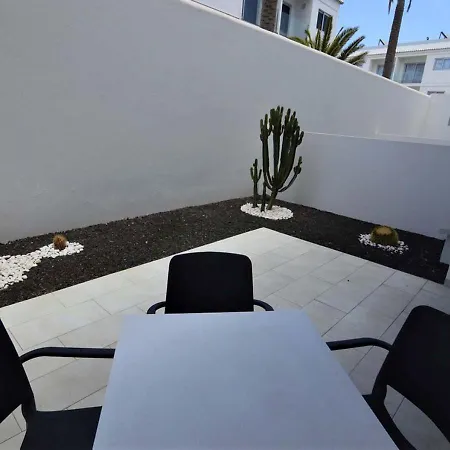 Follow The Glamour! Design And Total White Lejlighed *