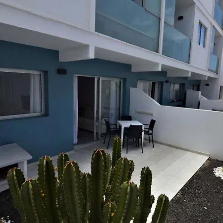 Follow The Glamour! Design And Total White Corralejo